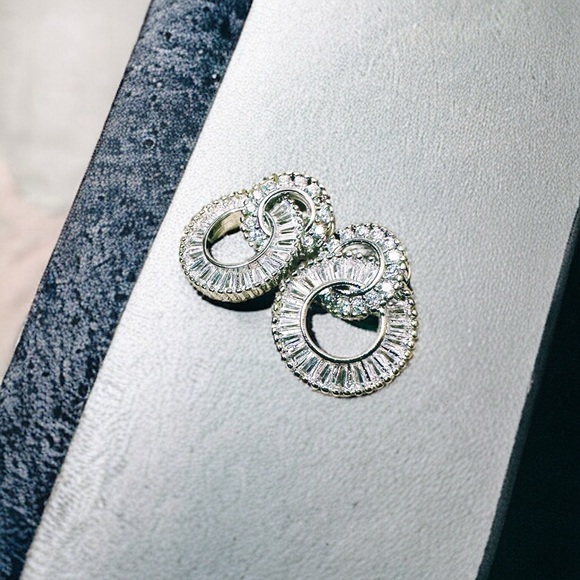 NEW Silver Double Locked Interlocking Circles Diamonte Crystal Earrings - Picture 13 of 16